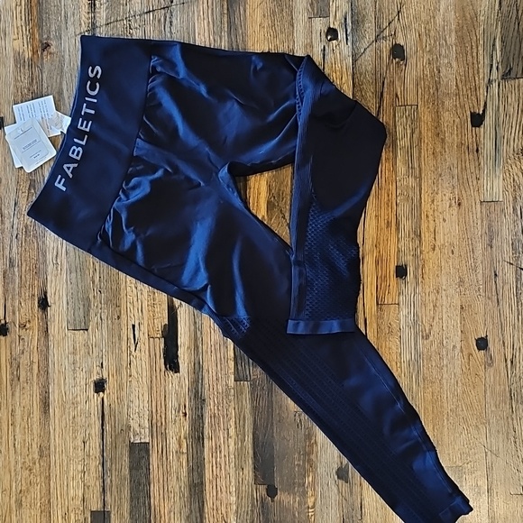 NWT Fabletics High Waisted Perforated 7/8 Leggings - Picture 1 of 6